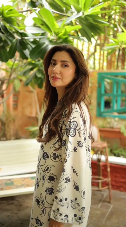 Mahira Khan – Printed Comfort Kaftaan