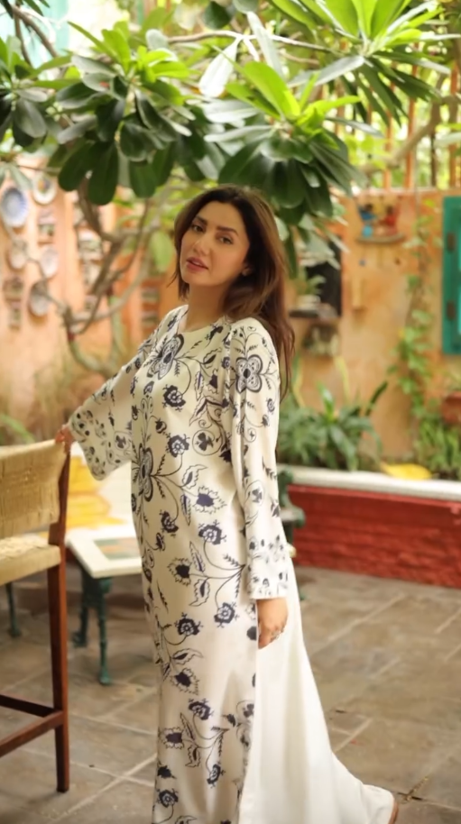Mahira Khan – Printed Comfort Kaftaan